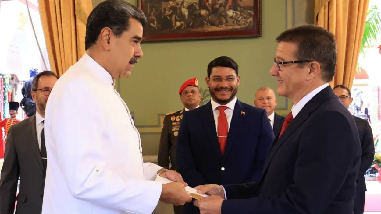 Nicolás Maduro recibe las cartas credenciales de los nuevos embajadores de Cuba y Líbano
