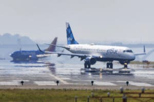 Varios pasajeros heridos en aterrizaje de emergencia de JetBlue en Tampa, ¿Cuál fue la causa?