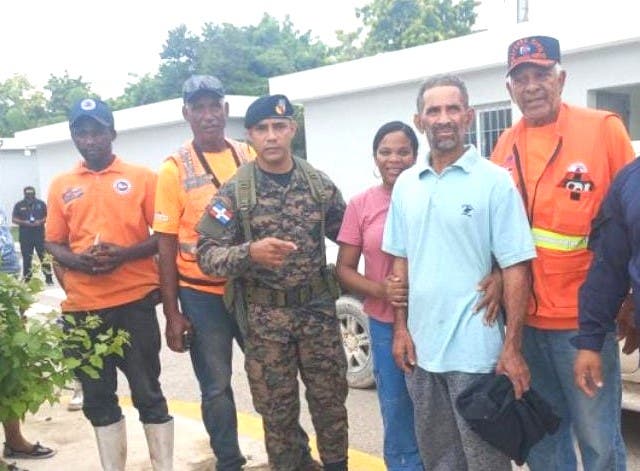 Rescatan con vida a pescador desaparecido durante el paso del huracán Melissa en Pedernales