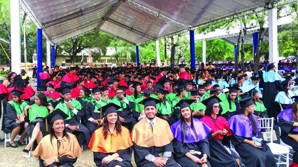 La UASD conmemora su 487 aniversario y gradúa a 3,710 nuevos profesionales