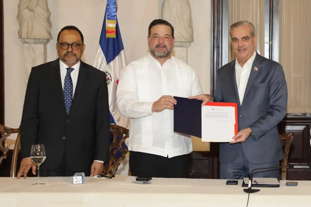 Abinader anuncia titulación de 43 millones de m² en Los Haitises y Loma Novillero