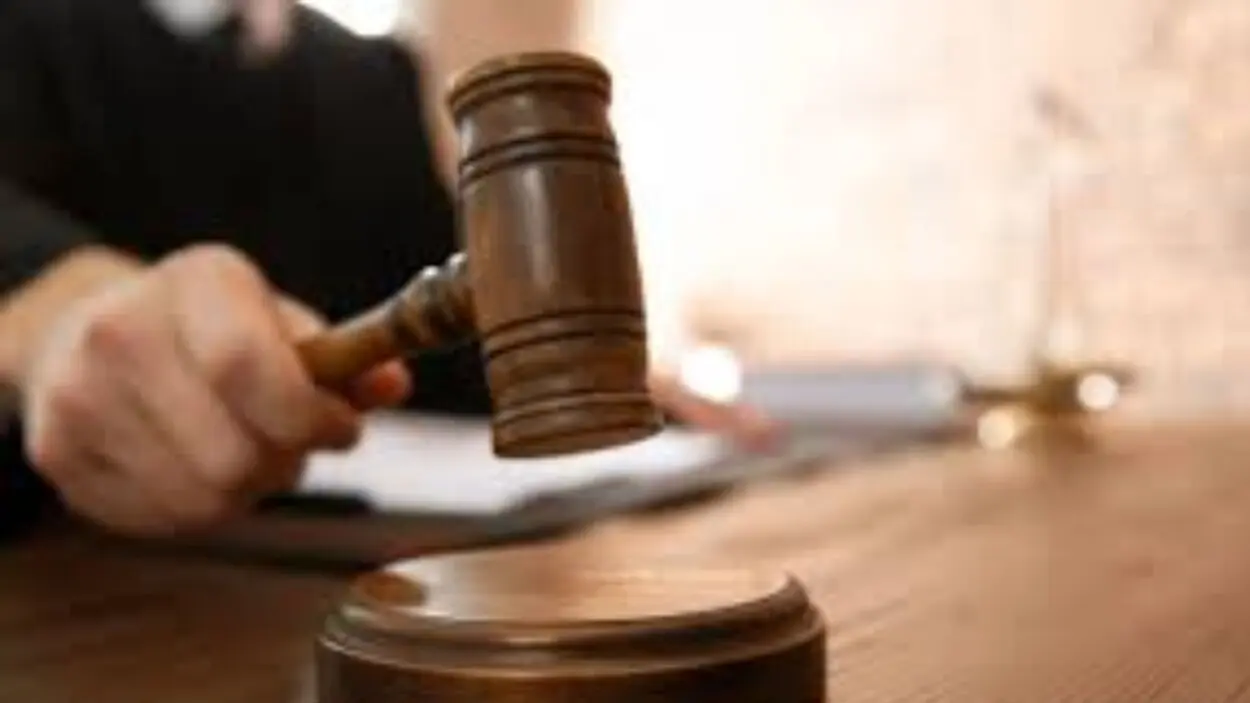 Prisión domiciliaria e impedimento de salida para sacerdote acusado de abuso sexual en Santiago Rodríguez