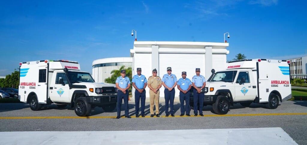 El Ministerio de Defensa (MIDE) entregó cuatro ambulancias todo terreno al CESAC, fabricadas por la Industria Militar Dominicana, para mejorar la capacidad de respuesta ante emergencias médicas en los principales aeropuertos del país.
