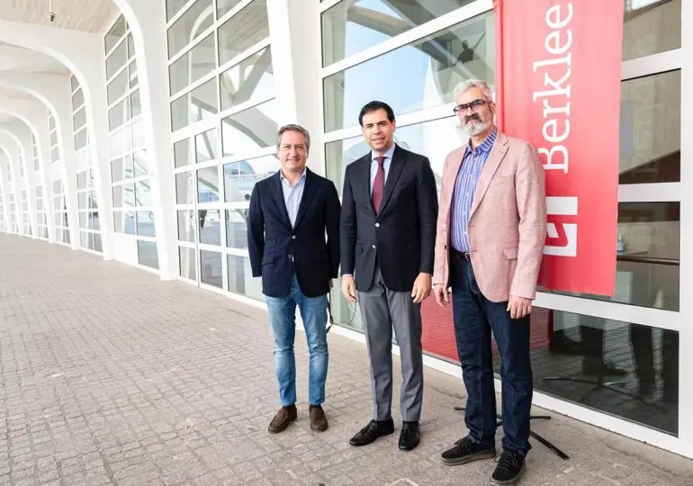 Roberto Ángel Salcedo visita campus de Berklee en Valencia, España