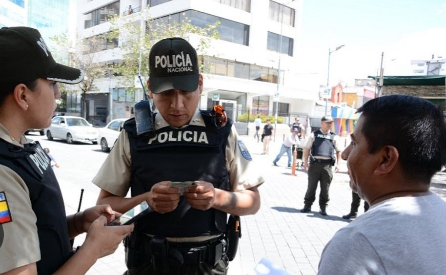 Policías y militares empiezan a habilitar vías tras el fin del paro indígena en Ecuador