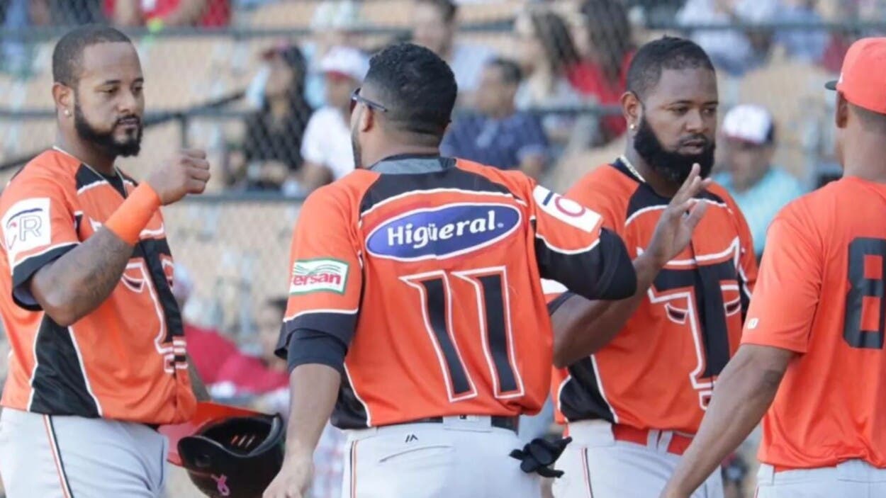 Toros del Este superan 9-6 a Estrellas Orientales en partido de pretemporada