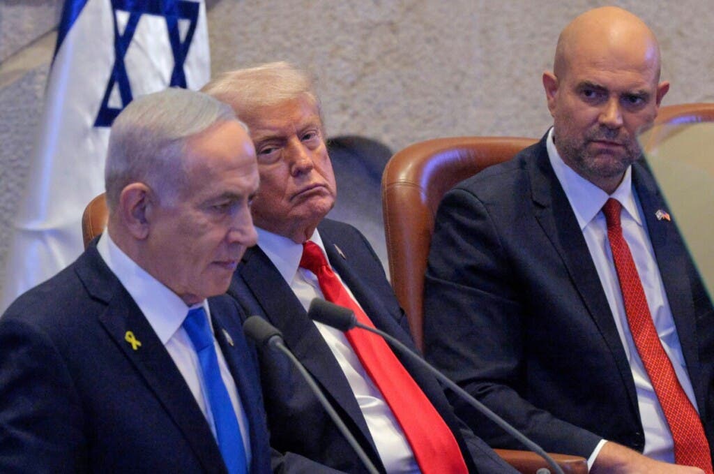 El primer ministro israelí, Benjamín Netanyahu, se dirige a la Knéset, el parlamento israelí, ante la mirada del presidente Donald Trump y Amir Ohana, presidente de la Knéset israelí, el lunes 13 de octubre de 2025 en Jerusalén. (Chip Somodevilla/Pool vía AP)