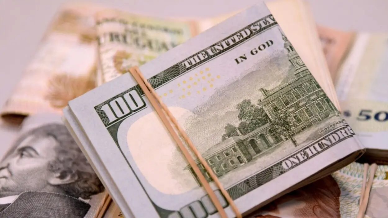 Uruguay emite nuevos bonos globales en pesos y dólares con vencimiento en 2035 y 2037