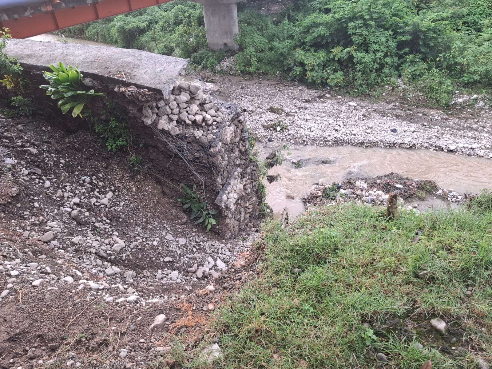 Residentes en San Cristóbal piden fortalecer muro en río Yubazo