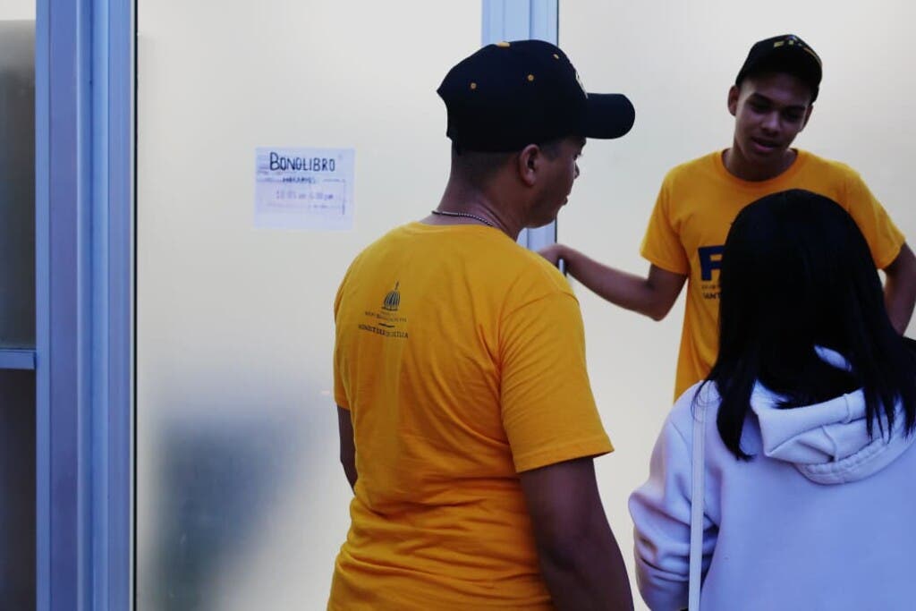 Santo Domingo.- La Feria Internacional del Libro 2025 vivió una jornada accidentada este miércoles, marcada por constantes apagones que generaron malestar entre visitantes y expositores. 