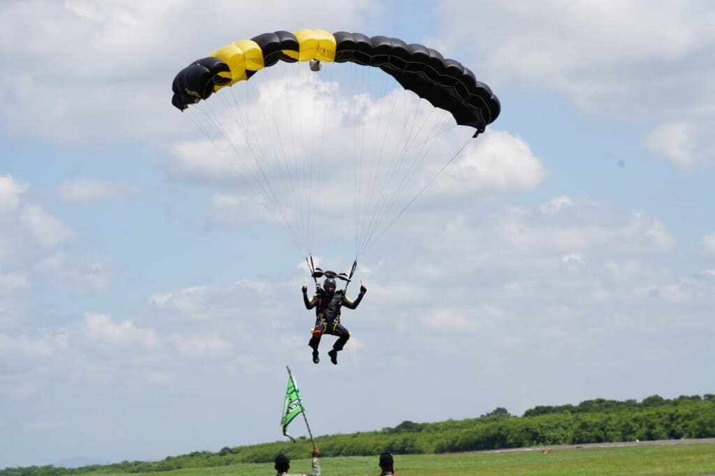 Paracaidista de la Fuerza Aárea Dominicana muestra destrezas al caer al sueldo en exhibición