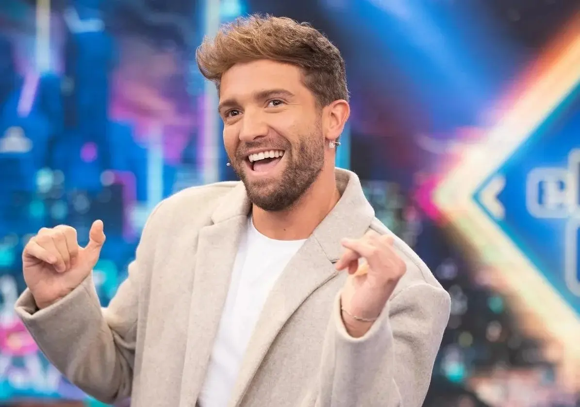 Pablo Alborán sorprende al cantar ‘Quién’ en merengue típico