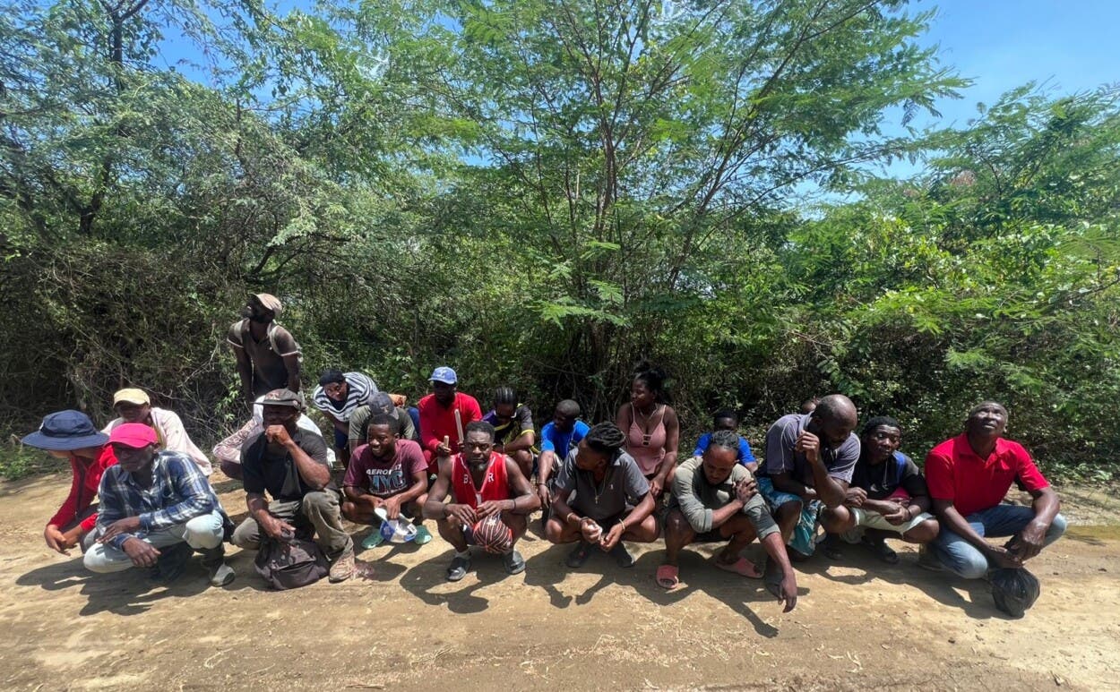 Ejército detiene 22 extranjeros indocumentados ocultos en bosques de Montecristi