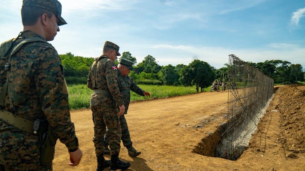 El ministro de Defensa, Carlos Fernández Onofre, supervisa avances de verja fronteriza y coordina apoyo a CODEVI en Dajabón