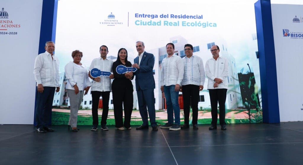 El presidente Luis Abinader durante la entrega de los 488 apartamentos que forman parte de un proyecto mayor de 2,024 unidades habitacionales. / Presidencia RD
