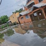 Moradores de Los Trinitarios II denuncian abandono tras graves inundaciones por lluvias en SDE