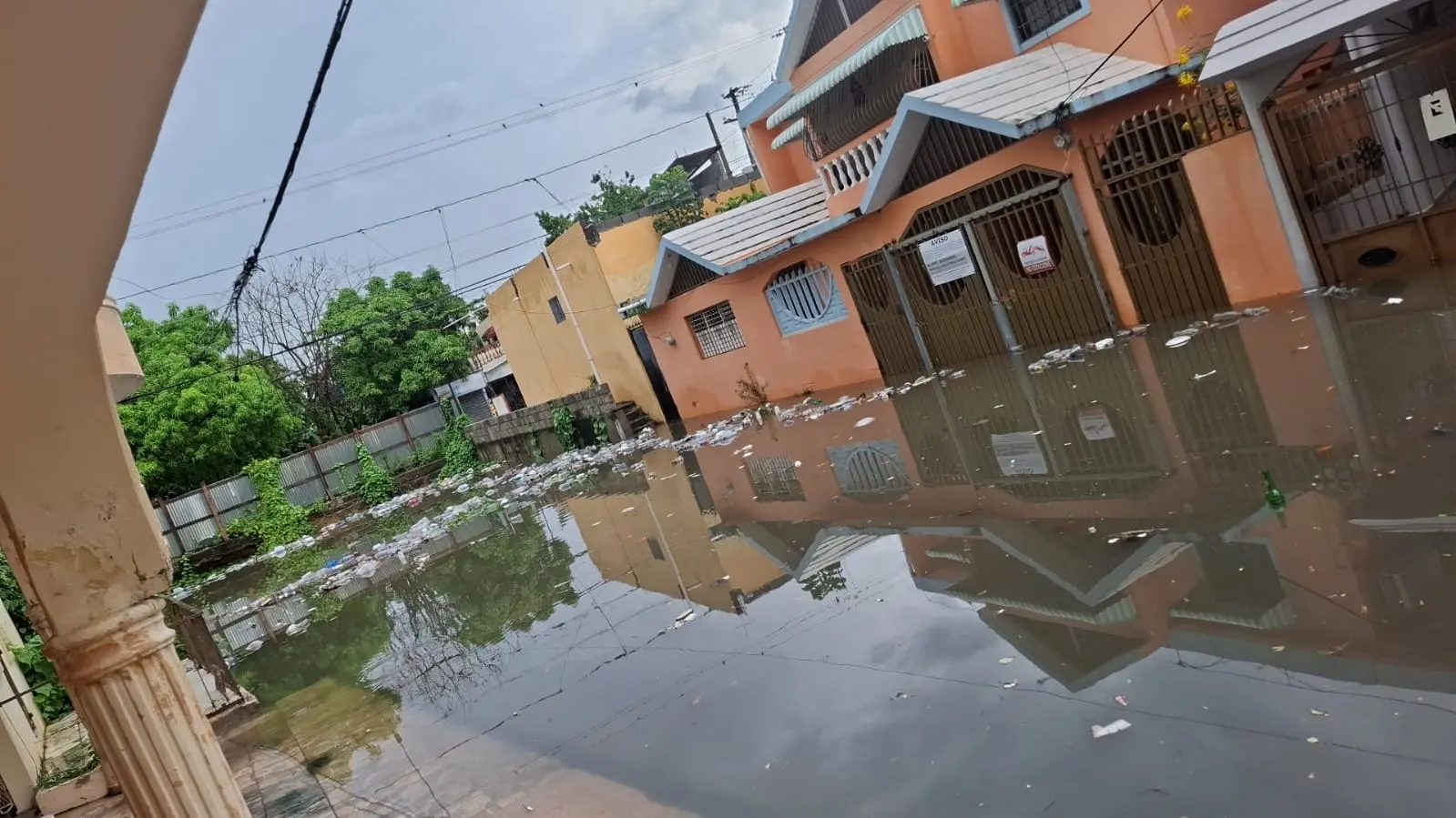 Moradores de Los Trinitarios II denuncian abandono tras graves inundaciones por lluvias en SDE