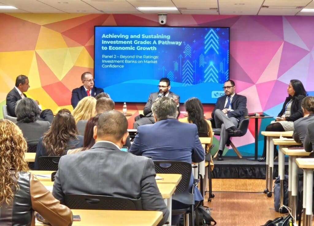 Durante su intervención, Díaz abordó las estrategias que han permitido a la República Dominicana fortalecer su perfil financiero. / Fuente externa.