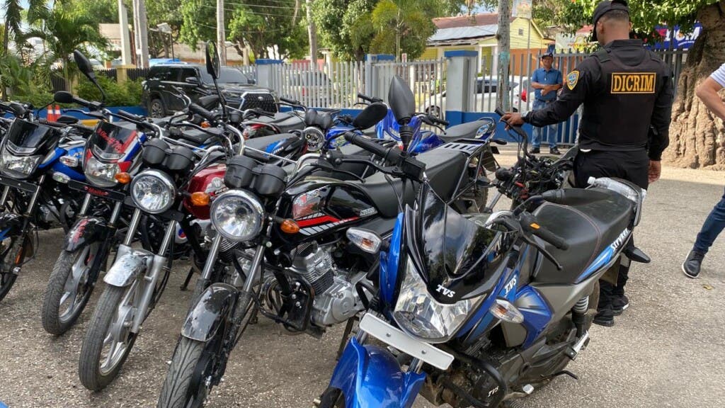 A los detenidos de la banda se les ocuparon varias motocicletas con denuncias de robo / Policía RD.