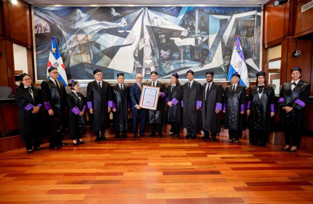 El presidente de la Suprema Corte de Justicia, Henry Molina, junto al Pleno de ese alto tribunal entrega un reconocimiento al jurista Pablo Garrido Medina, a quien estuvo dedicada la XXXVI juramentación de abogados. / SCJ.