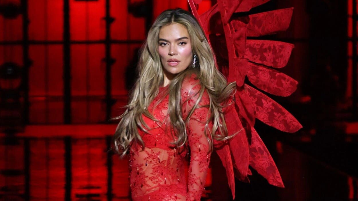 Karol G se convierte en ‘ángel’ en el Victoria’s Secret Fashion Show