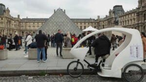 El Louvre reabre este miércoles con debate candente de su seguridad y sin rastro de joyas robadas