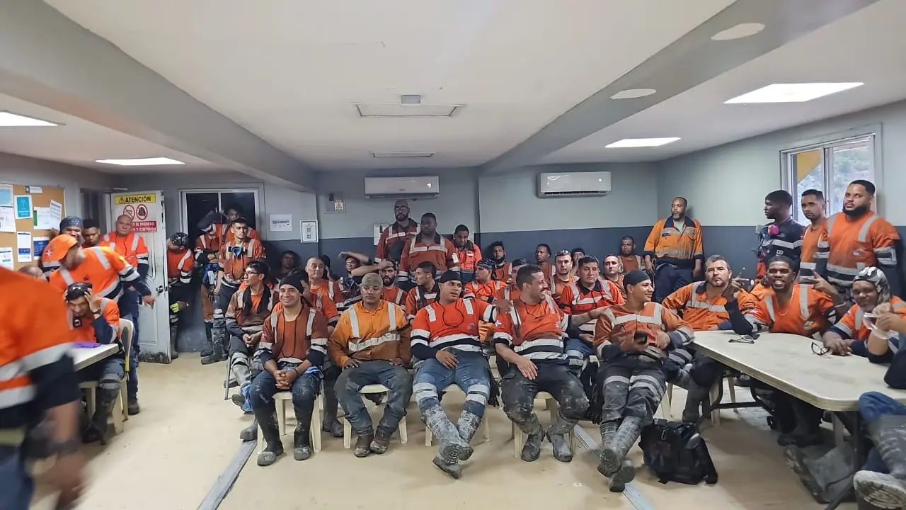 Rescatan a 80 trabajadores sin lesiones tras deslizamiento en una mina dominicana