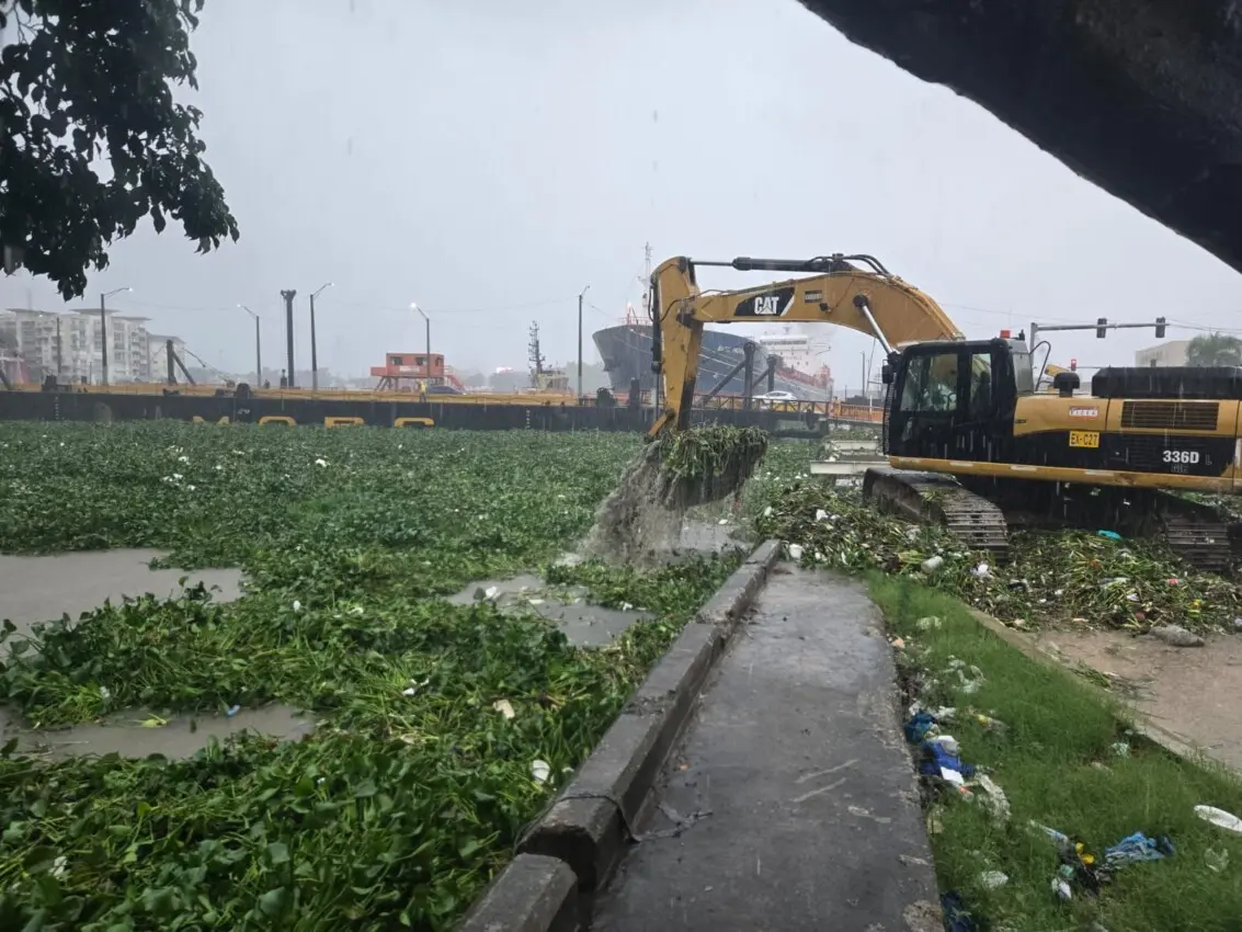 Lluvias y arrastre de material obligan al cierre del Puente Flotante