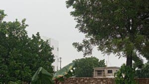 Huracán Melissa deja a Pedernales sin sol; autoridades mantienen vigilancia ante aguaceros torrenciales