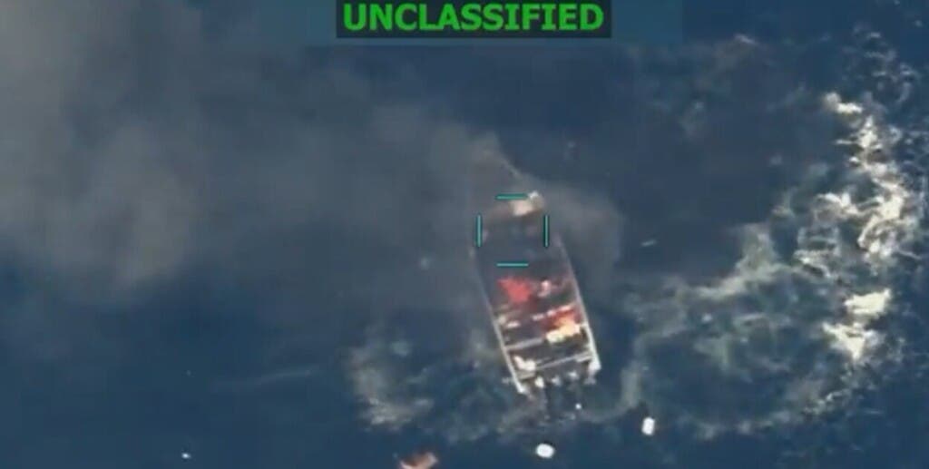 Captura de un video compartido por el secretario de Defensa de EE.UU. al momento de un ataque a una embarcación de supuestos narcotraficantes en el Caribe.