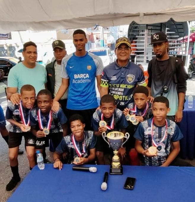 Más de 100 niños brillan en el Torneo Interbarrial de Fútbol 3×3 de la Policía
