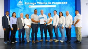 Presidente Abinader entrega 551 títulos de propiedad en Sabana Perdida