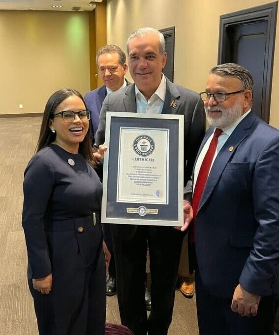 Abinader felicita a Restaurante Amigos por récord Guinness en Aniversario FDC