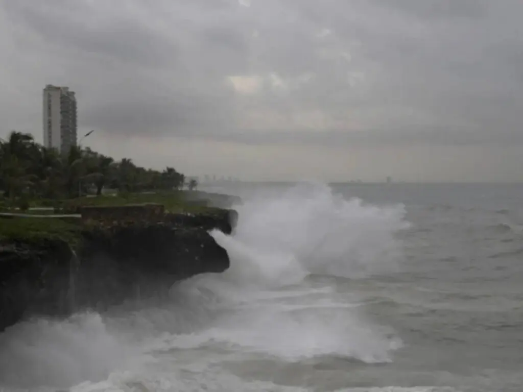 También se prevén marejadas ciclónicas y olas peligrosas a lo largo de la costa sur hasta el martes.