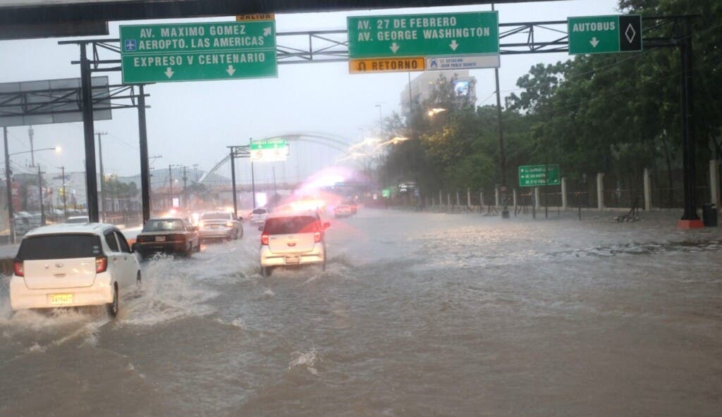 Los aguaceros de Melissa han causado graves dificultades en el tránsito en el Gran Santo Domingo./Foto Duanny Núñez
