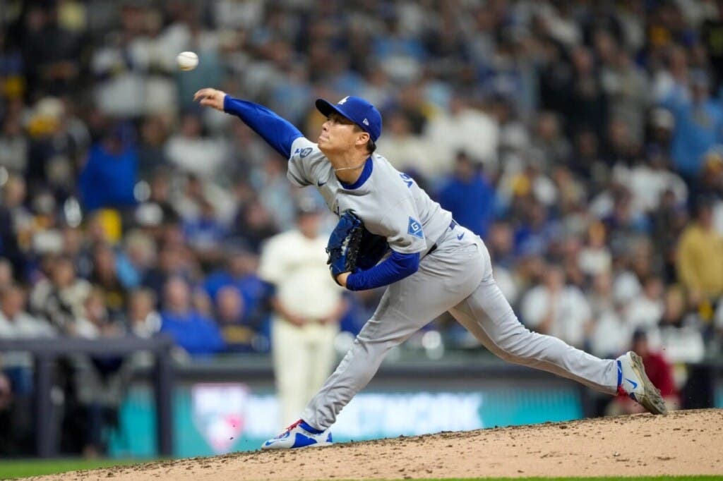 La joya de Yamamoto en el segundo juego llegó una noche después de que Blake Snell, dos veces ganador del Premio Cy Young, permitiera un hit en ocho entradas en blanco para una victoria de 2-1.
