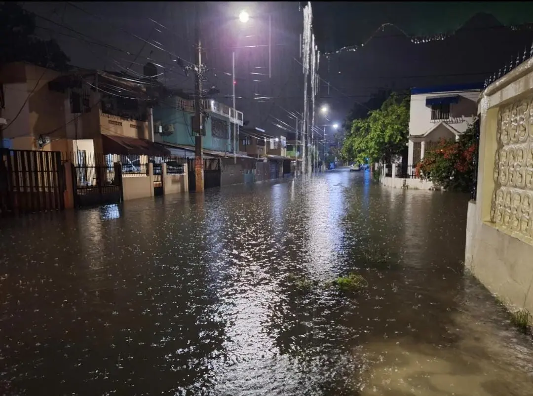 Tormenta Melissa se mantiene estacionaria; 915 evacuados y más de 180 viviendas afectadas
