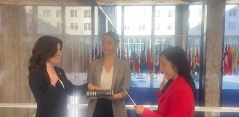 Leah Campos comparte video de su juramentación como embajadora de EEUU en RD