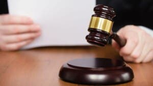 Tribunal condena 2 hombres a 10 años de cárcel por estafa