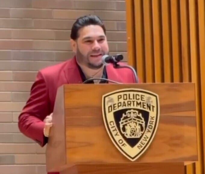 El Chaval de la Bachata recibe homenaje de la Policía de Nueva York por su legado musical