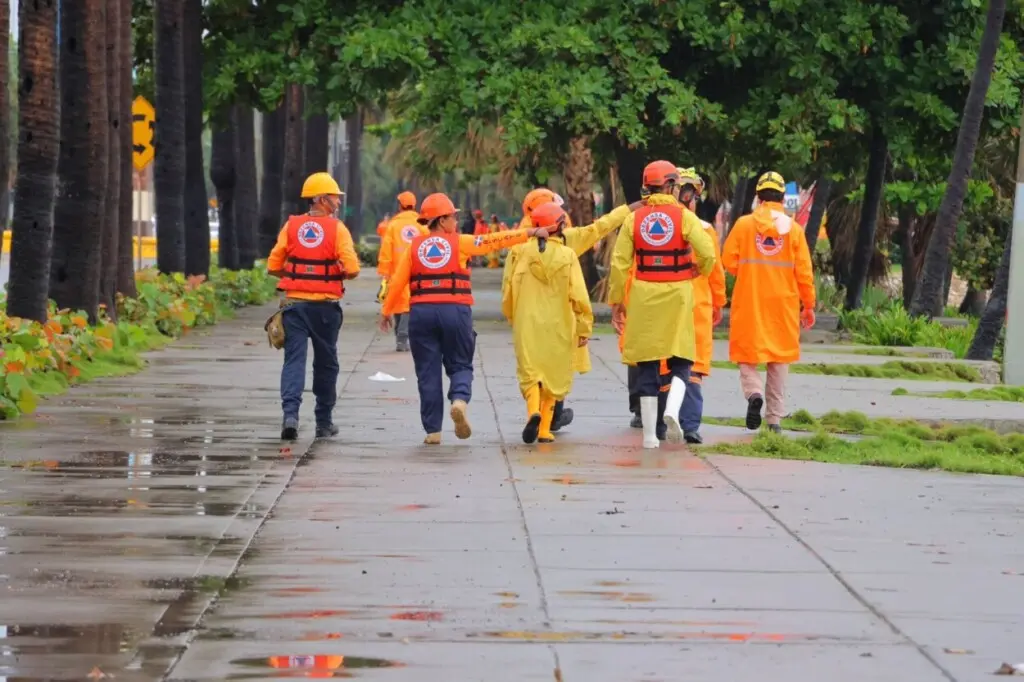 A las 11:00 de la mañana, el centro de Melissa se localizaba en la latitud 15.4 norte y longitud 74.9 oeste, a unos 355 kilómetros al sureste de Kingston, Jamaica, y 450 kilómetros al suroeste de Puerto Príncipe, Haití.