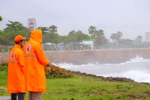 Defensa Civil evacúa personas en el Malecón por efectos de tormenta Melissa