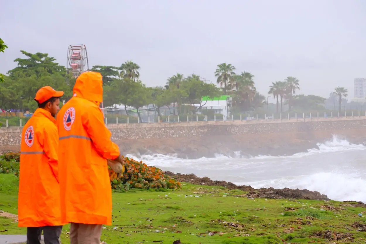 Defensa Civil evacúa personas en el Malecón por efectos de tormenta Melissa