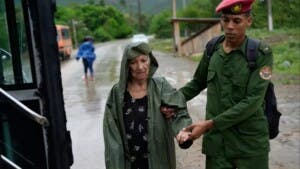 Cuba sigue evacuando damnificados dos días después del paso del huracán Melissa