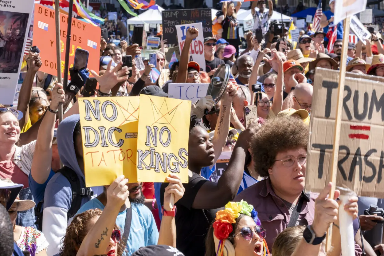 «No queremos Reyes»: Millones de personas en todo EE.UU. protestan contra Trump