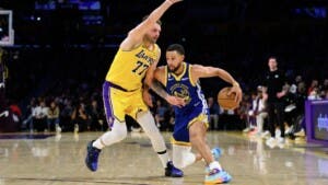 Los Warriors demuestran su poderío ofensivo y defensivo al superar a los Lakers