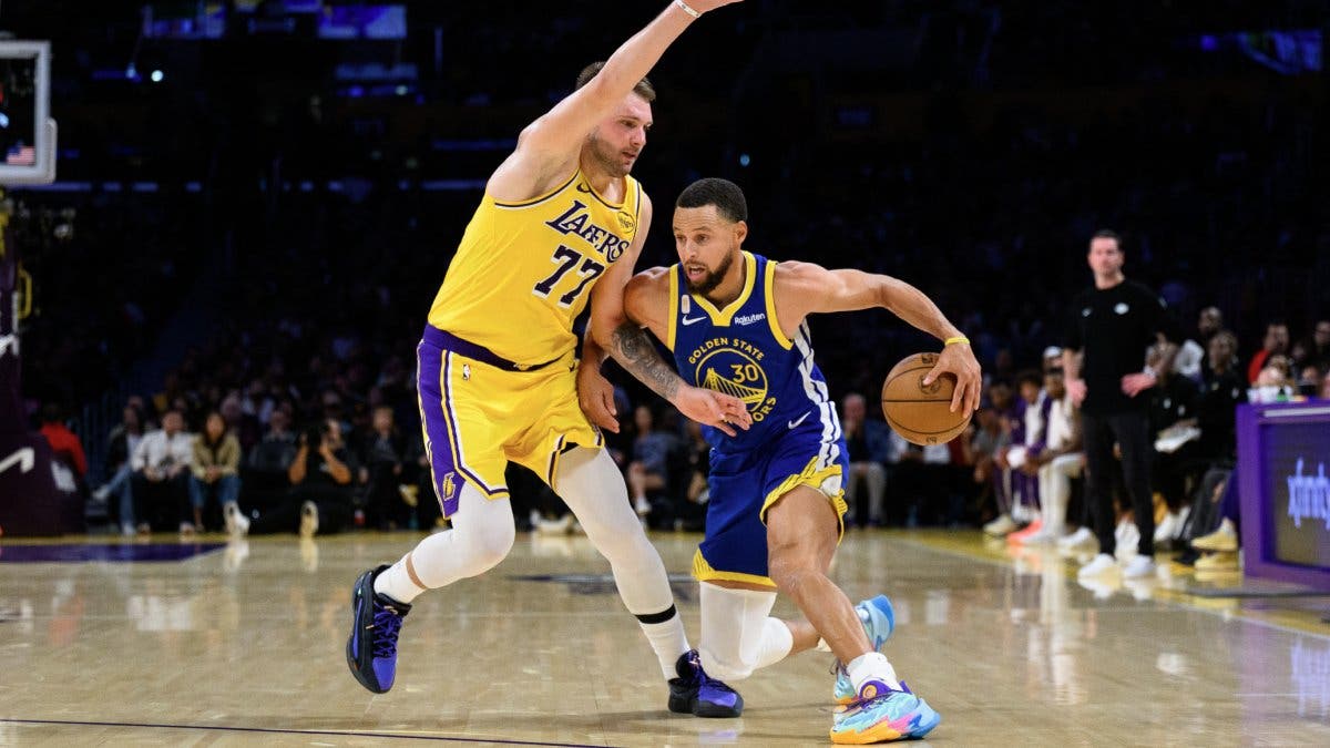 Los Warriors demuestran su poderío ofensivo y defensivo al superar a los Lakers