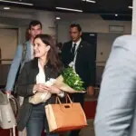 Leah Campos llega al país; autoridades emcabezan recibimiento