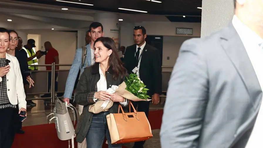 Leah Campos llega al país; autoridades amcabezan recibimiento