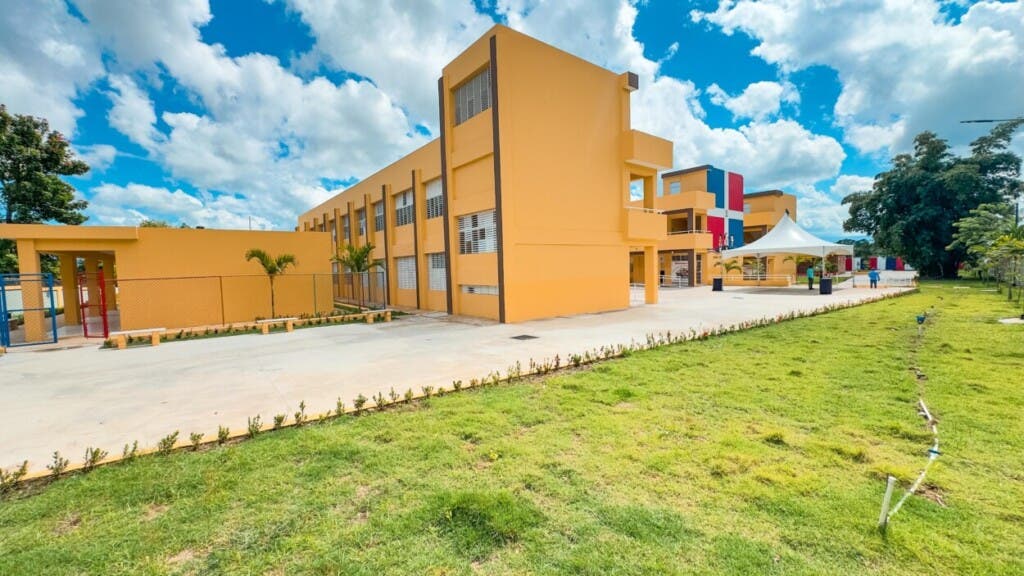 El nuevo liceo en Monseñor Nouel: Un paso hacia una educación digna